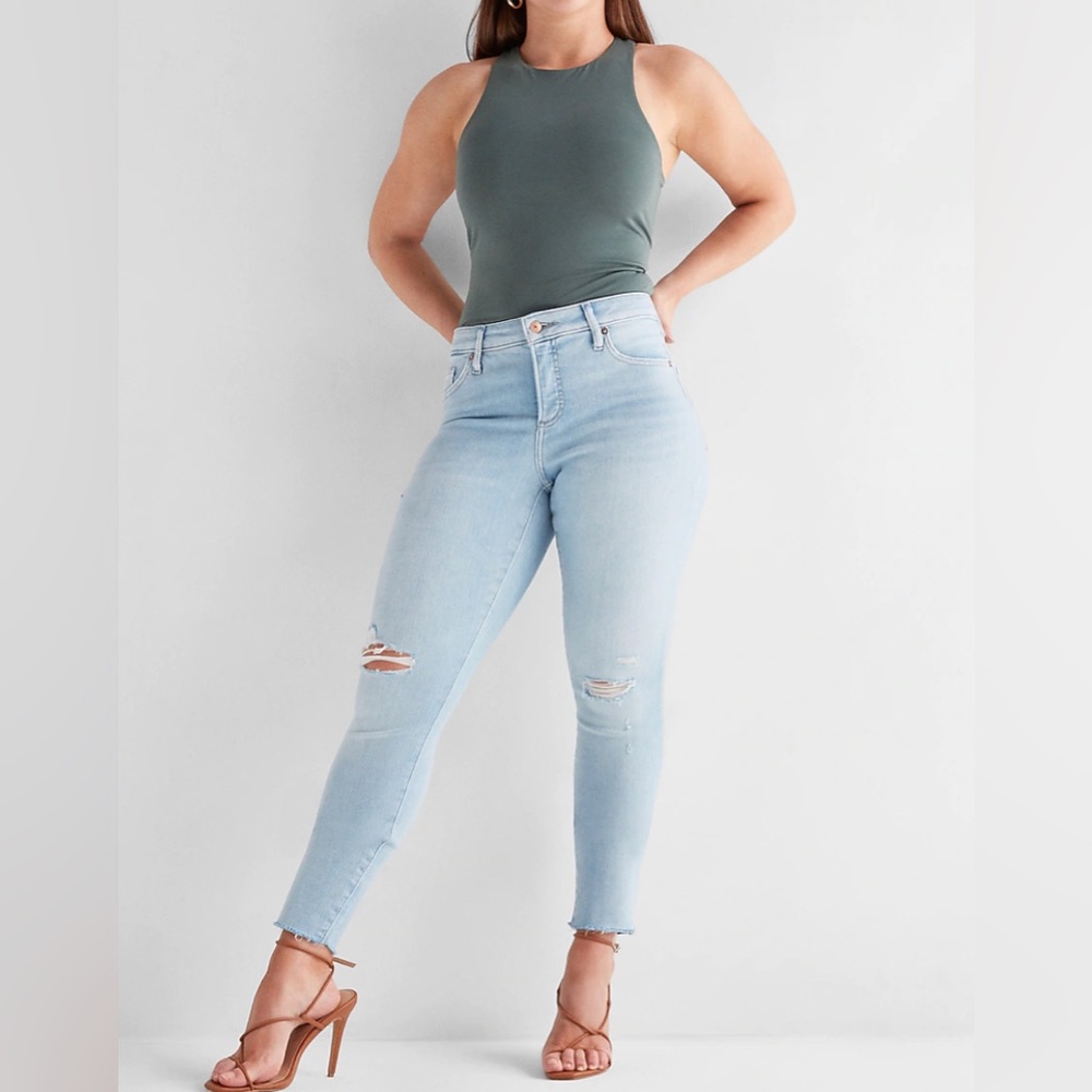 NWT Express Curvy Mid Rise Light Wash Ripped Skinny Jeans. Size 10S